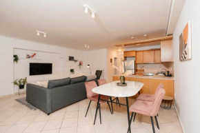 Phaedrus Living: Cozy Flat Koukaki
